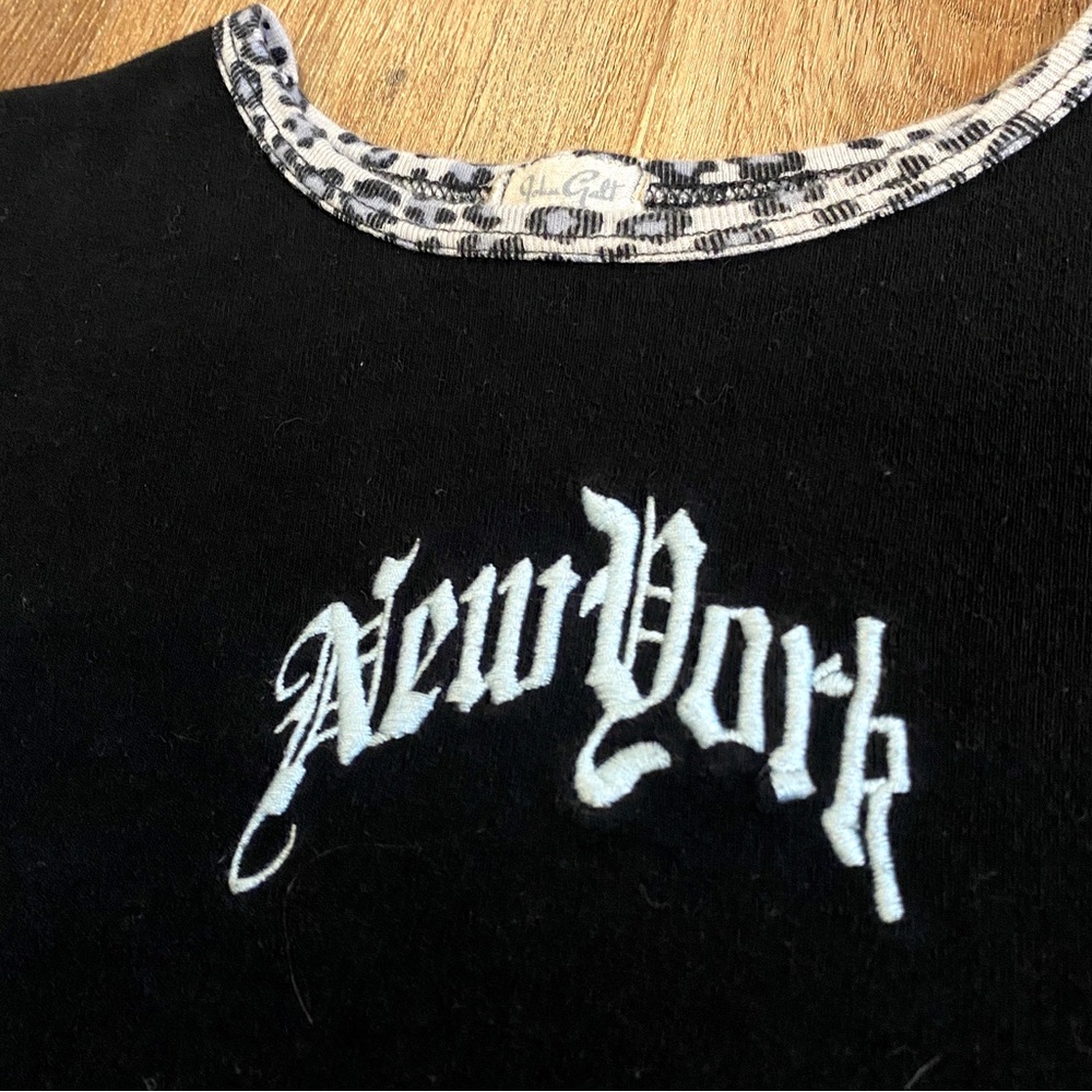 Brandy Melville New York Baby Tee - Picture 3 of 4